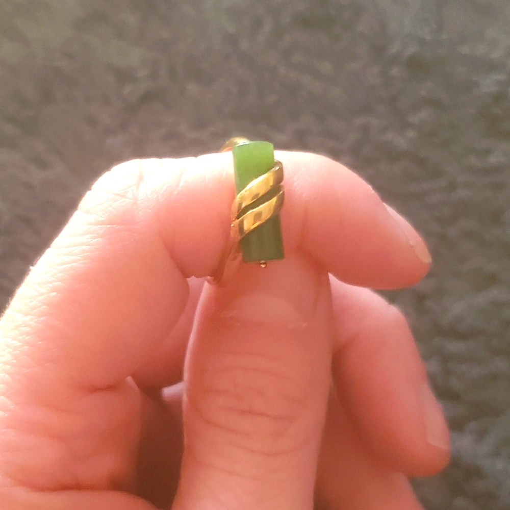 Gold tone, green stone ring. I believe it's jade, but I'm not positive. Size 6